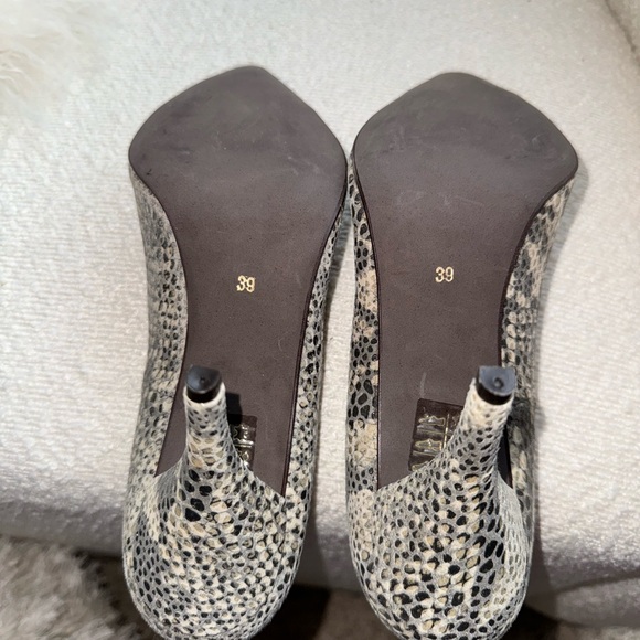 Snakeskin look heels. Barely worn, European sz 39/Canadian 8.5. - Picture 5 of 6